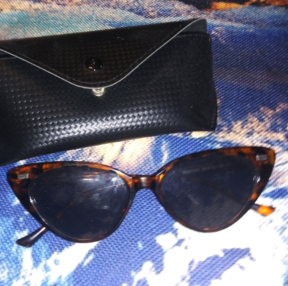 Vintage Cat Eye Tortoise Sunglasses - Picture 2 of 3